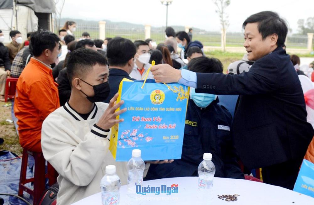 Chủ tịch Liên đoàn Lao động tỉnh Nguyễn Phúc Nhân tặng quà Tết cho công nhân lao động. 