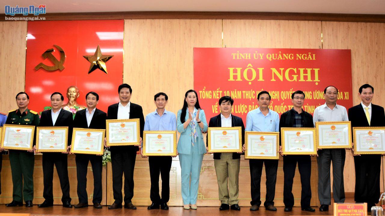 Ủy viên Trung ương Đảng, Bí thư Tỉnh ủy, Chủ tịch HĐND tỉnh Bùi Thị Quỳnh Vân trao Bằng khen của Chủ tịch UBND tỉnh cho các tập thể. 