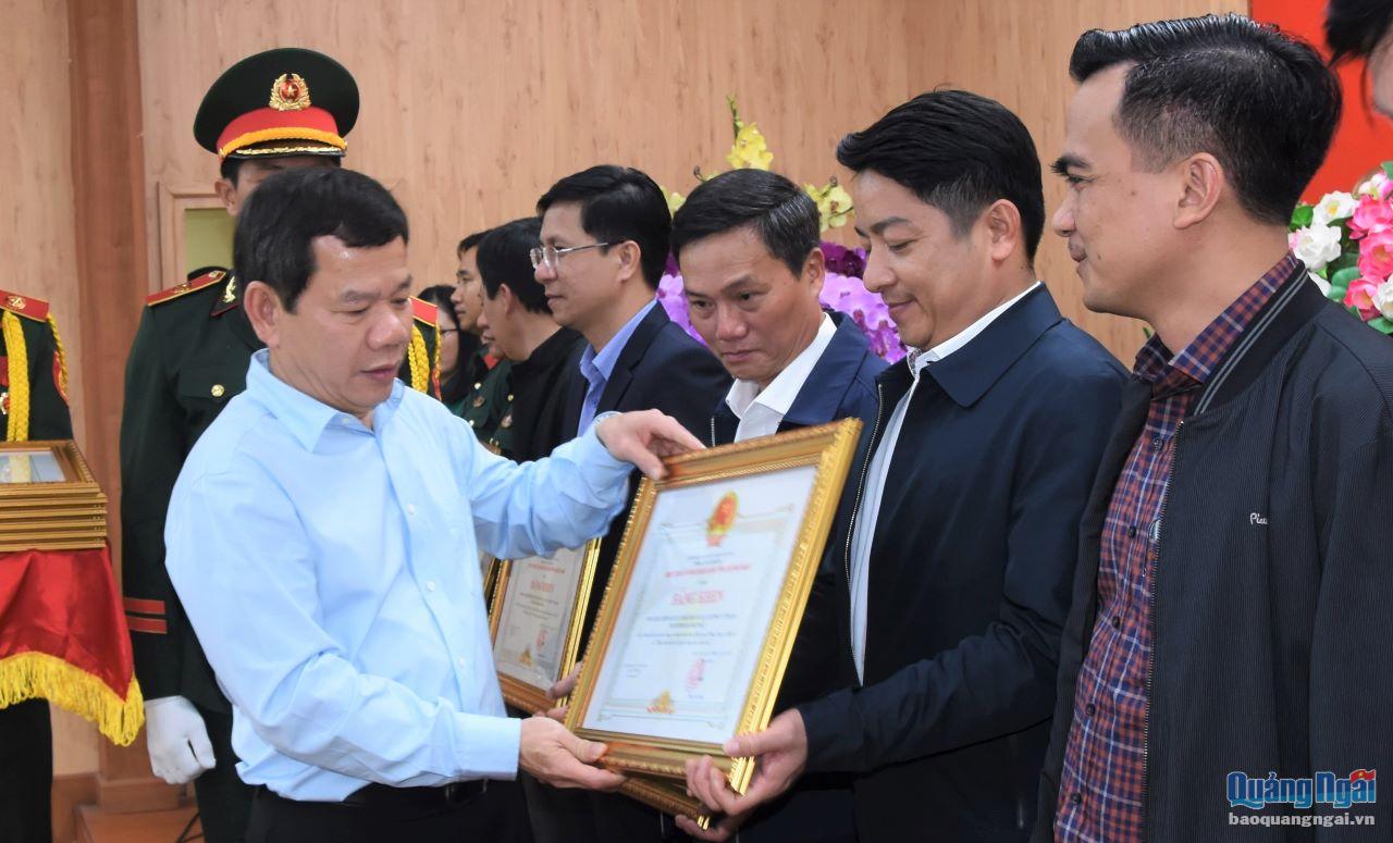 Chủ tịch UBND tỉnh Đặng Văn Minh trao Bằng khen cho các tập thể.