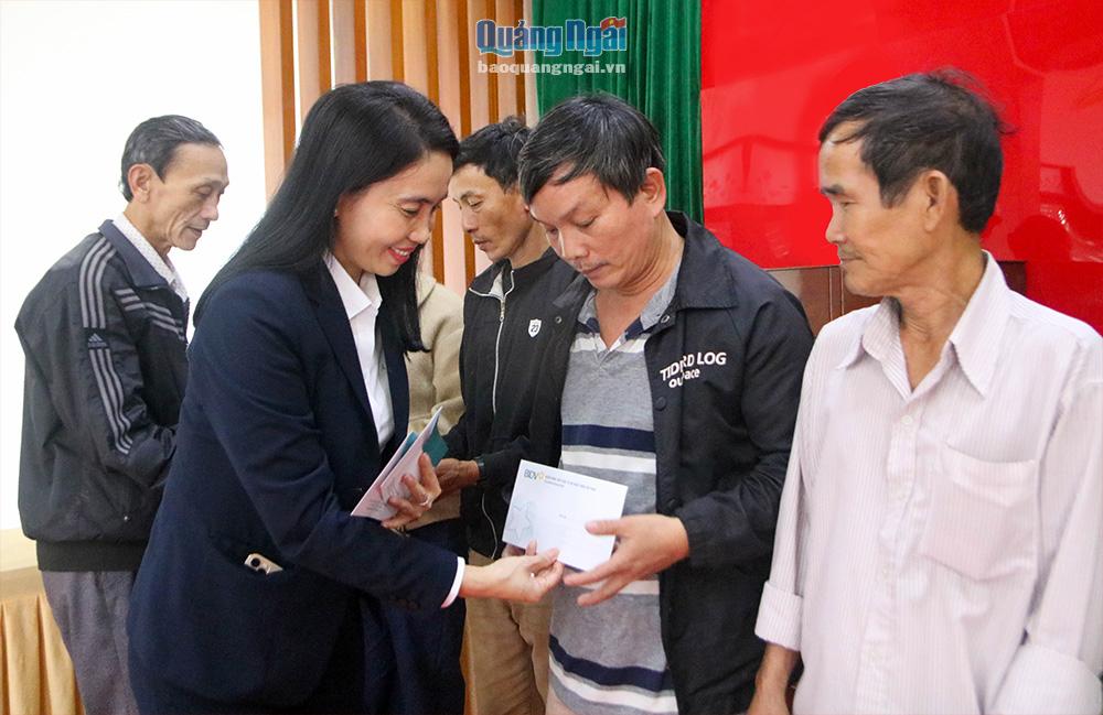 Phó Giám đốc BIDV Dung Quất Võ Thị Ngọc Thanh trao quà cho người nghèo.