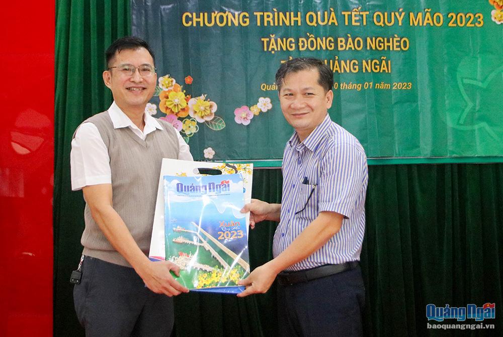 Dịp này, Tổng Biên tập Báo Quảng Ngãi Nguyễn Phú Đức cũng tặng ấn phẩm báo Xuân cho lãnh đạo phường Chánh Lộ (TP.Quảng Ngãi).