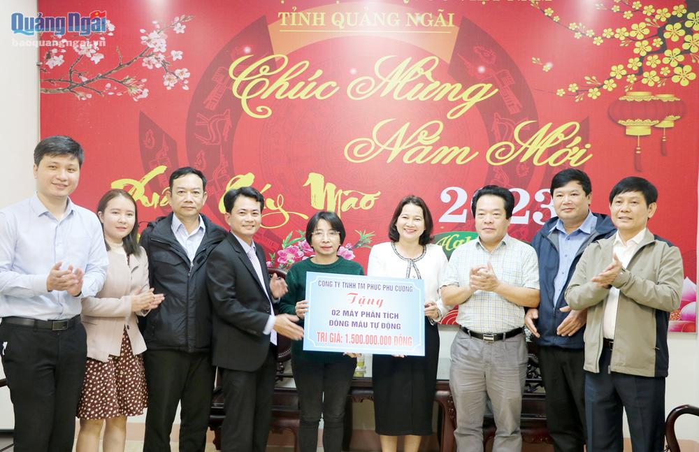 Ủy ban MTTQ Việt Nam tỉnh tiếp nhận thiết bị y tế do doanh nghiệp hỗ trợ cho Bệnh viện Đa khoa tỉnh và Bệnh viện Sản - Nhi tỉnh.  ẢNH: PV