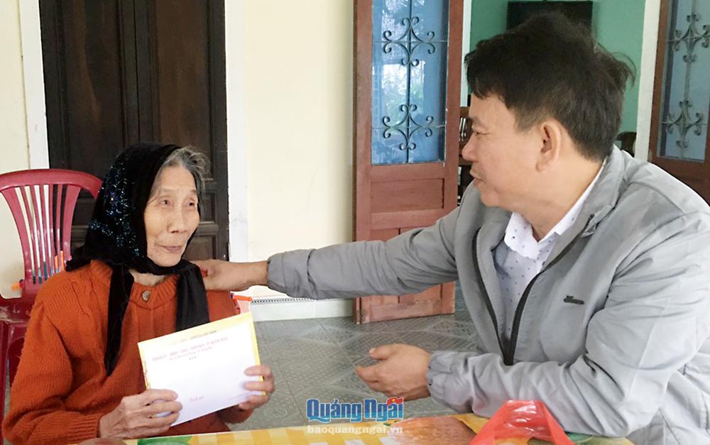 Lãnh đạo Ủy ban MTTQ Việt Nam TP.Quảng Ngãi thăm, tặng quà gia đình chính sách ở xã Tịnh Châu.  ẢNH: KHÁNH VÂN