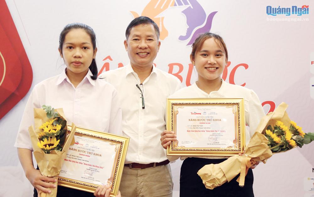 Hai nữ sinh viên Trường Đại học Phạm Văn Đồng Đinh Thị Thiết và Đinh Y Du Lịch nhận học bổng tại  chương trình Nâng bước thủ khoa 2022.                                                            ẢNH: PV