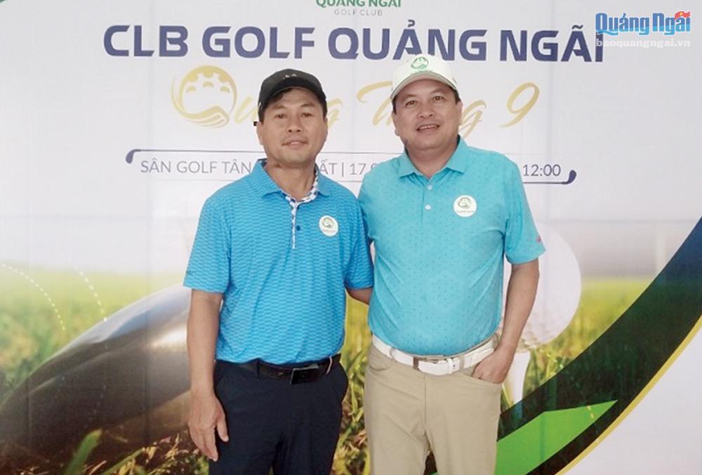 Chủ tịch Câu lạc bộ Golf Quảng Ngãi Lê Văn Lợi (bên trái) và Phó Chủ tịch Câu lạc bộ Golf Quảng Ngãi Trần Văn Tánh.  Ảnh: NVCC