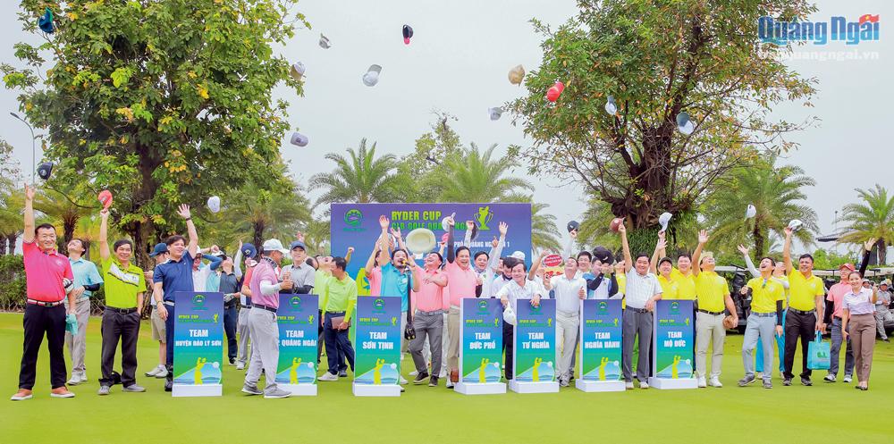 Thành viên Câu lạc bộ Golf Quảng Ngãi giao lưu tại Giải Golf đồng đội các huyện, thị xã, thành phố - Quảng Ngãi lần thứ I.                   Ảnh: CLB