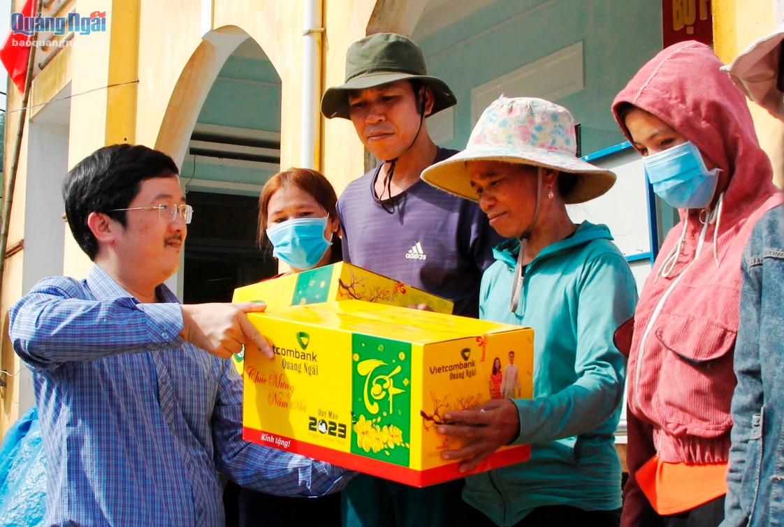Phó Tổng biên tập Báo Quảng Ngãi Hà Hoàng Triều trao quà cho các hộ nghèo ở xã Ba Nam.