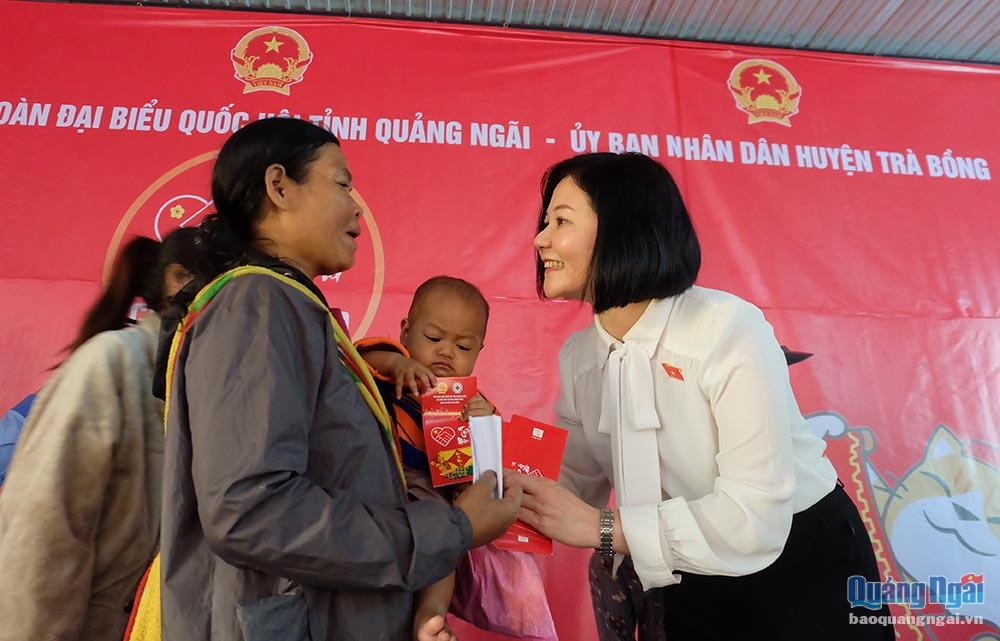 Ủy viên Thường trực Ủy Ban Đối ngoại của Quốc hội, Đại biểu Quốc hội khóa XV Trần Thị Hồng An trao phần lì xì tết cho người dân xã Trà Sơn (Trà Bồng).