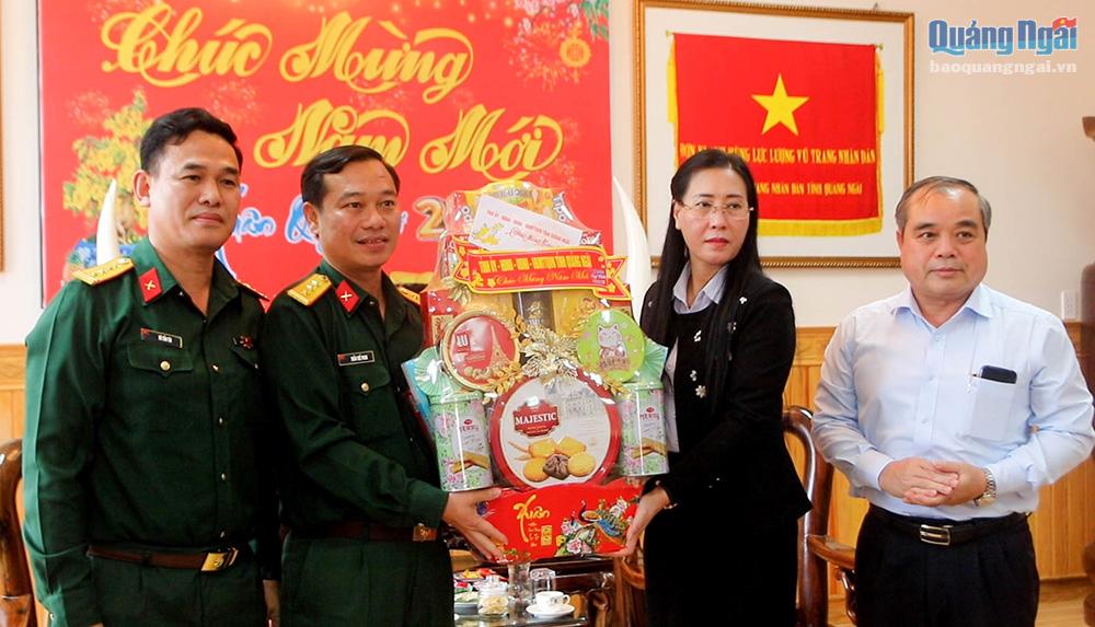 Bí thư Tỉnh ủy, Chủ tịch HĐND tỉnh Bùi Thị Quỳnh Vân thăm, tặng quà cho một số đơn vị làm việc trong dịp Tết