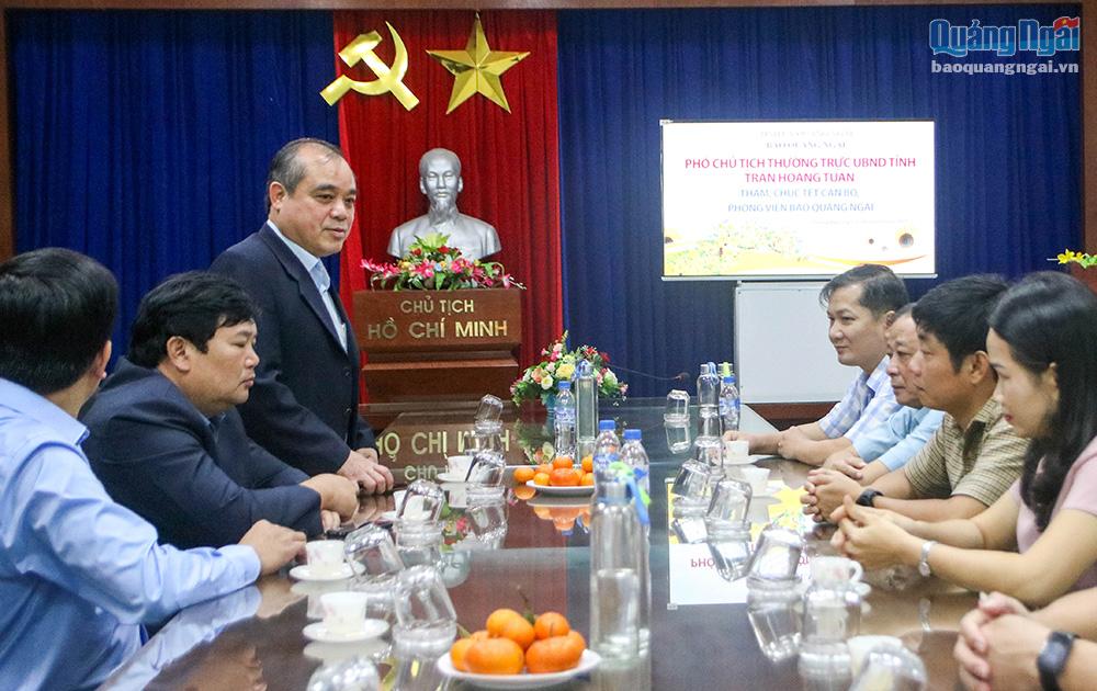 Phó Chủ tịch Thường trực UBND tỉnh Trần Hoàng Tuấn ghi nhận, đánh giá cao nỗ lực của Báo Quảng Ngãi suốt thời gian qua trong công tác phản ánh kịp thời, đầy đủ, chính xác thông tin.