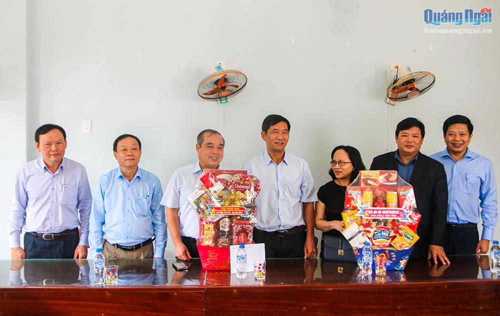 Phó Chủ tịch Thường trực UBND tỉnh Trần Hoàng Tuấn đến thăm, tặng quà, chúc Tết tại Hội Người mù tỉnh.