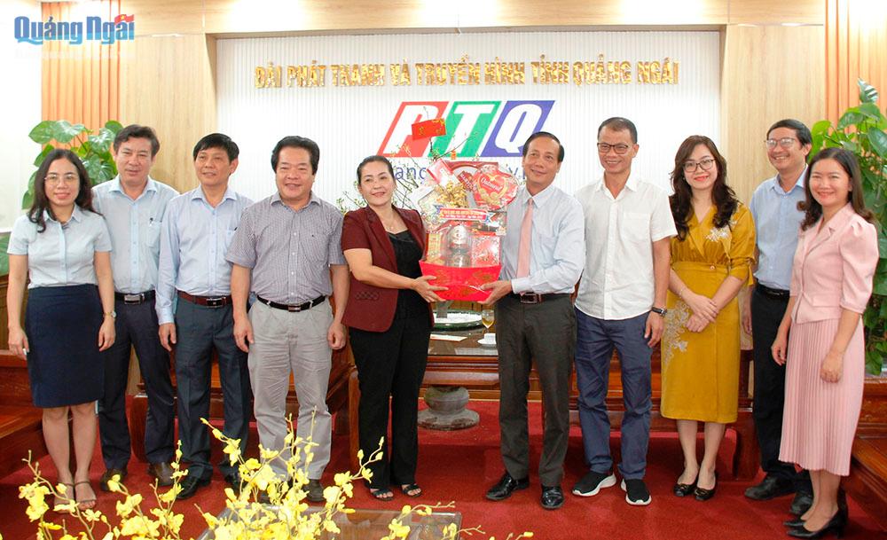 Phó Bí thư Tỉnh ủy Đinh Thị Hồng Minh và Phó Chủ tịch UBND tỉnh Võ Phiên tặng quà cán bộ, nhân viên Đài PT-TH tỉnh.