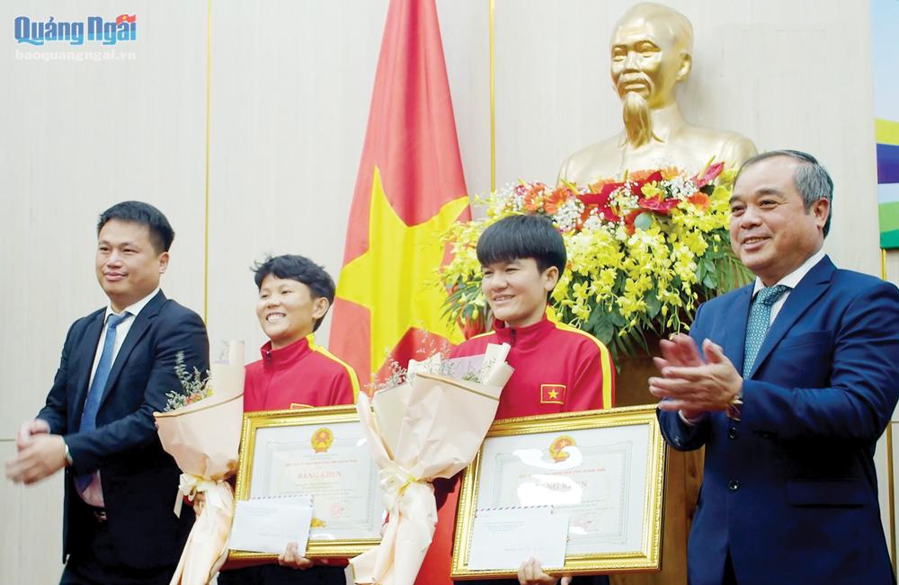 Hai nữ tuyển thủ Nguyễn Thị Bích Thùy và Trần Thị Thu được UBND tỉnh Quảng Ngãi tặng Bằng khen.                          Ảnh: H.THẾ