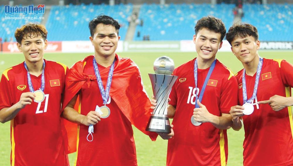 Cầu thủ Trần Bảo Toàn (đầu tiên, bên phải) cùng đồng đội vui mừng khi U23 Việt Nam vô địch U23 Đông Nam Á năm 2022. ẢNH: NVCC