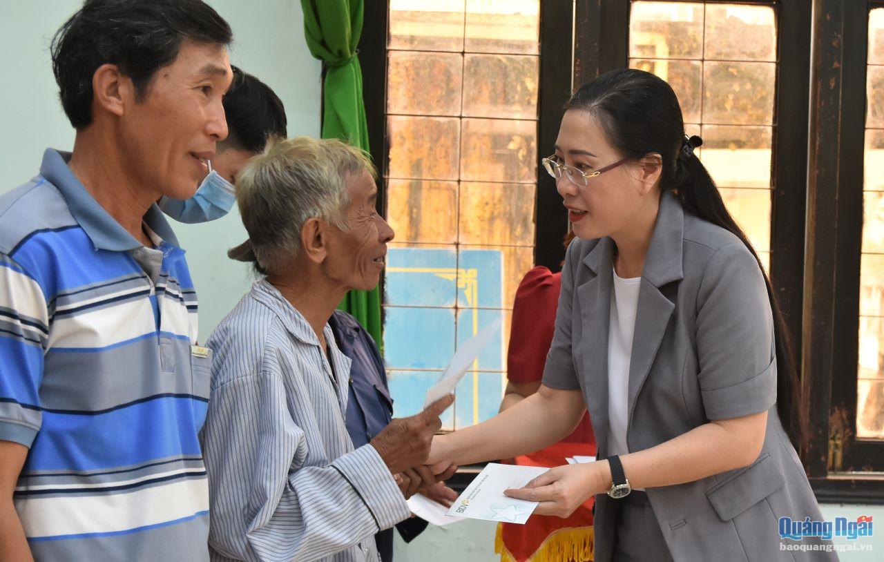 Ủy viên Trung ương Đảng, Bí thư Tỉnh ủy, Chủ tịch HĐND tỉnh Bùi Thị Quỳnh Vân thăm hỏi, động viên và trao tặng quà cho các hộ gia đình.