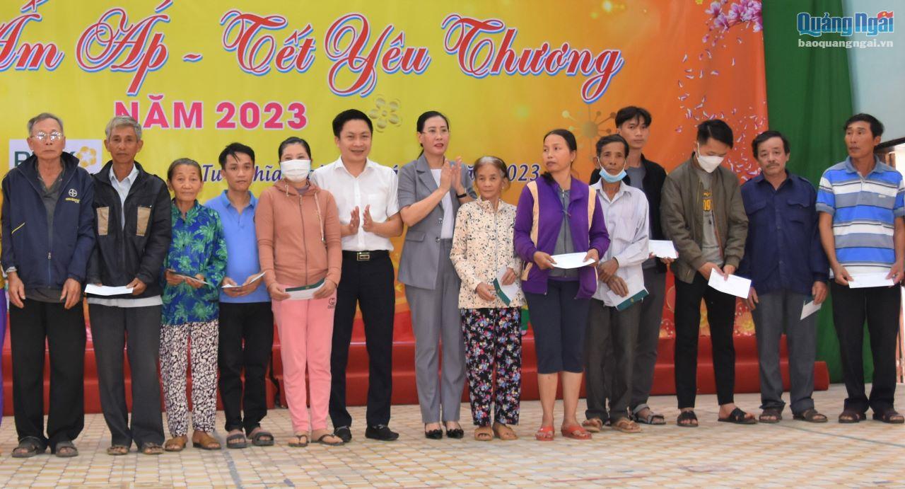 BIDV Dung Quất trao tặng 700 phần quà Tết cho người nghèo