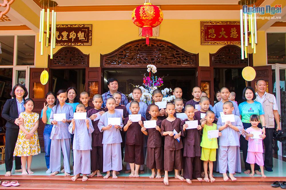 Trao quà hỗ trợ trẻ em mồ côi tại Chùa Phổ Quang (TP.Quảng Ngãi) nhân dịp Tết Nguyên đán 2023.