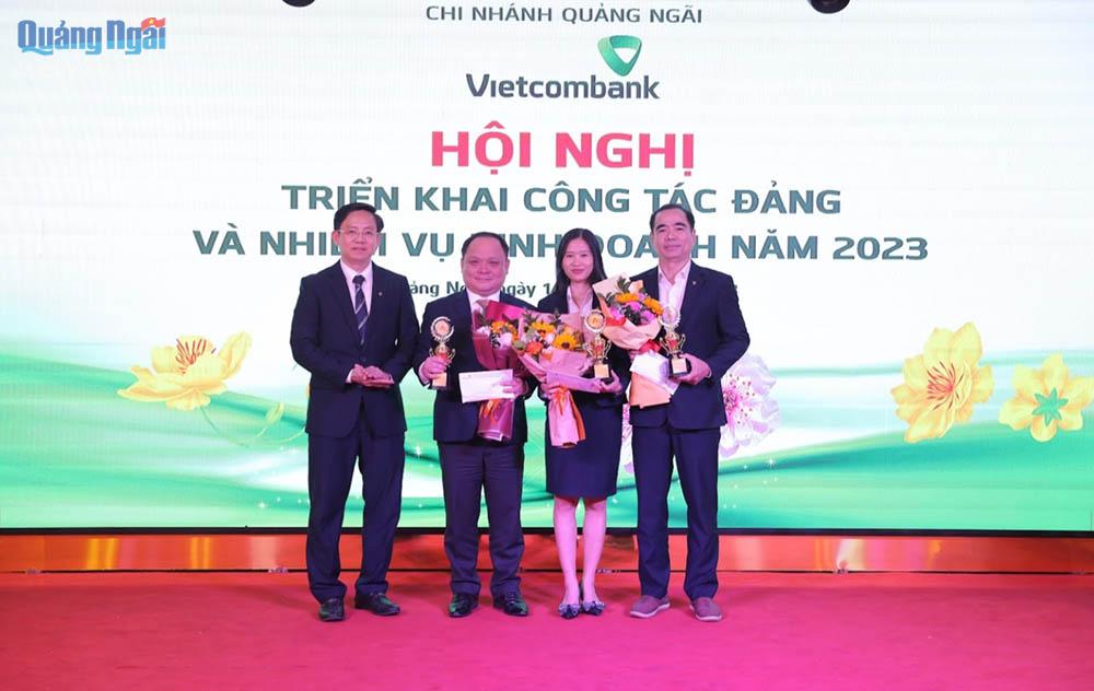 Lãnh đạo Vietcombank Tặng Cúp vinh danh và tiền thưởng cho các tập thể phòng đã hoàn thành Xuất sắc nhiệm vụ năm 2022
