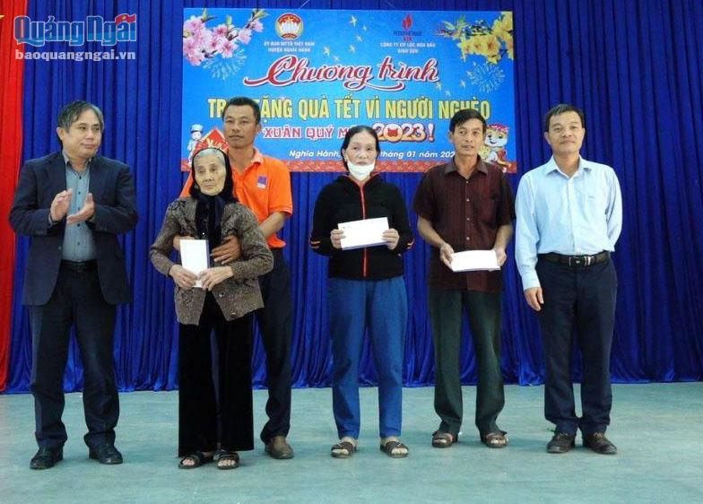 Trưởng ban Tổ chức Tỉnh ủy Lữ Ngọc Bình thăm hỏi và tặng quà Tết cho các Mẹ Việt Nam Anh hùng tại huyện Nghĩa Hành.