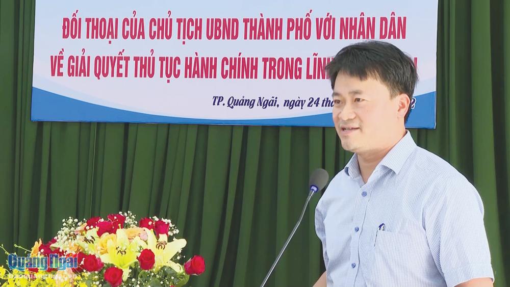 Chủ tịch UBND TP.Quảng Ngãi Trà Thanh Danh trả lời những kiến nghị của người dân tại buổi đối thoại. Ảnh: XT
