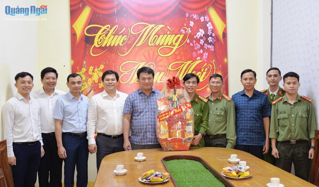 Phó Bí thư Thường trực Tỉnh ủy, Trưởng đoàn ĐBQH tỉnh Đặng Ngọc Huy thăm, chúc Tết tại Đồn Công an KKT Dung Quất.