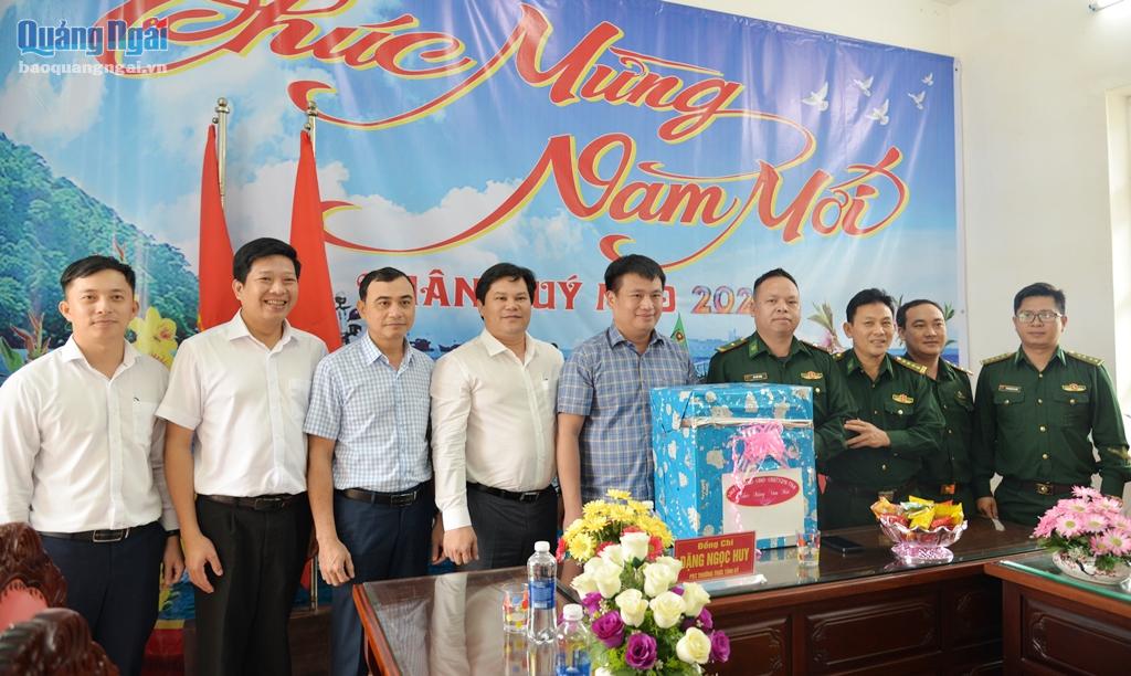 Thăm, tặng quà Tết tại Đồn Biên phòng Cửa khẩu cảng Dung Quất.