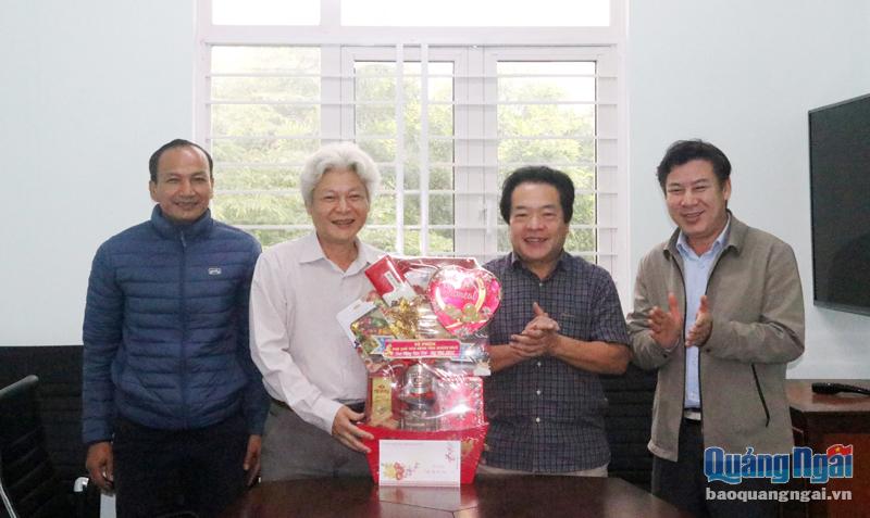 Phó Chủ tịch UBND tỉnh Võ Phiên thăm, chúc Tết Trường Cao đẳng Y tế Đặng Thùy Trâm.