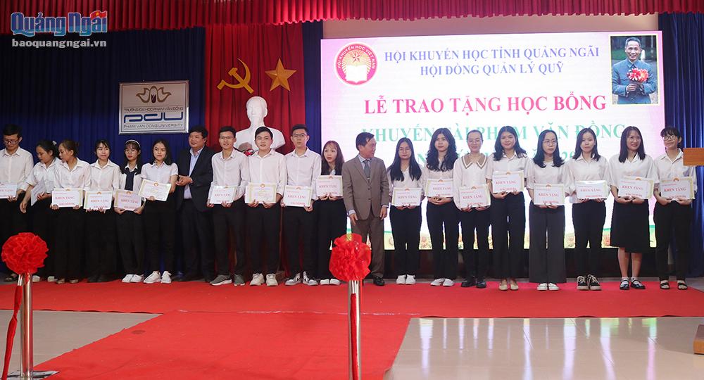 Trao Học bổng Khuyến tài Phạm Văn Đồng cho sinh viên xuất sắc 3 năm liên tục