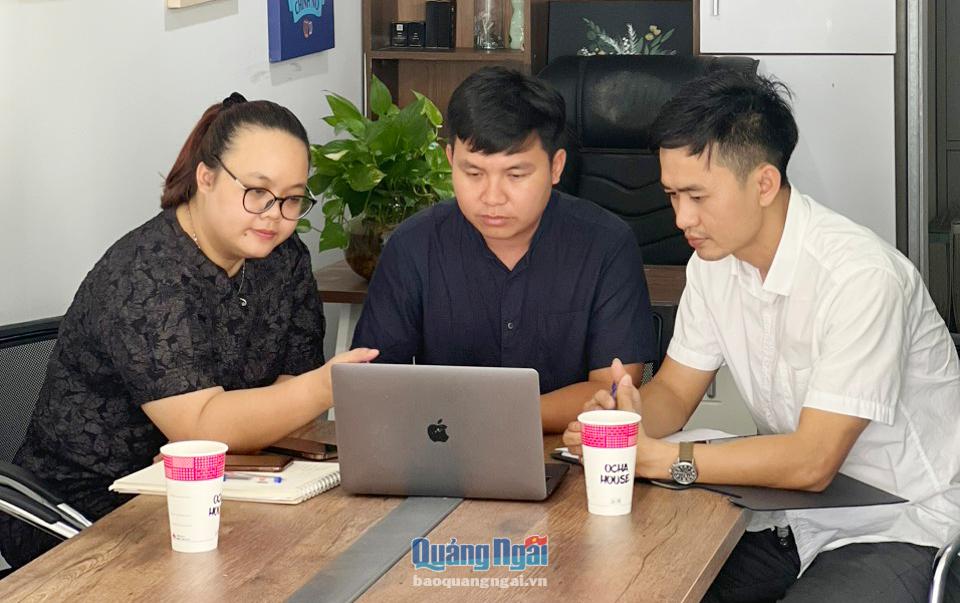 Nhóm Trần Thị Hiếu Nhi,Trần Anh Kiệt, Nguyễn Minh Nhân (từ trái qua) không ngừng tìm tòi, nghiên cứu thị trường để đưa ra các sản phẩm mới. Ảnh: Bảo Hòa