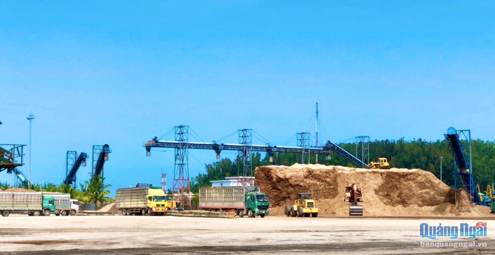 Hoạt động xuất khẩu dăm gỗ tại cảng Dung Quất.                          Ảnh: T.L