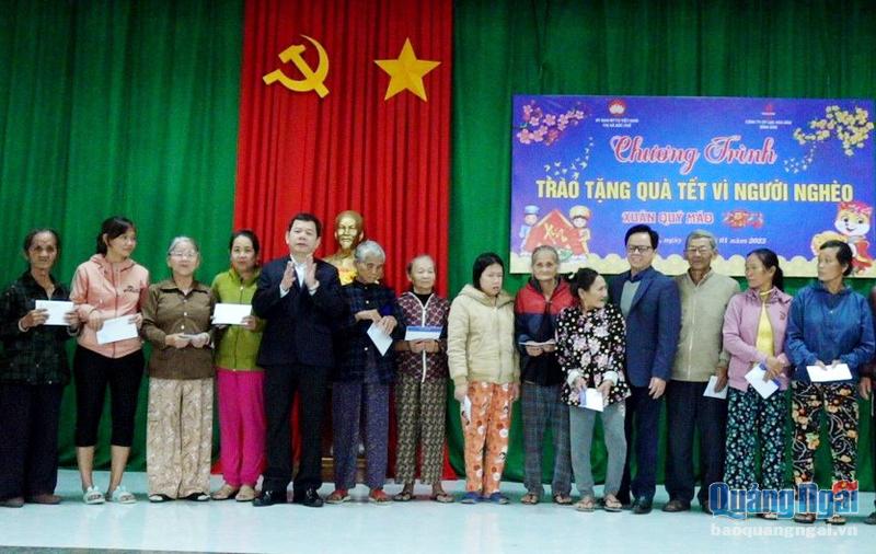 Chủ tịch UBND tỉnh Đặng Văn Minh tặng quà người dân xã Phổ An (TX.Đức Phổ).