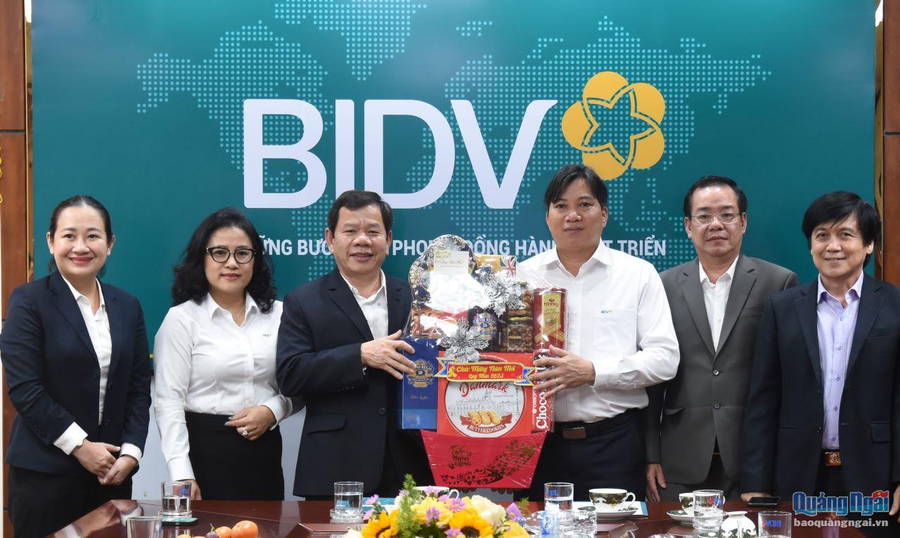 Chủ tịch UBND tỉnh Đặng Văn Minh thăm hỏi, động viên và chúc Tết cán bộ, nhân viên Ngân hàng Thương mại CP Đầu tư và Phát triển Việt Nam (BIDV)- Chi nhánh tỉnh Quảng Ngãi.