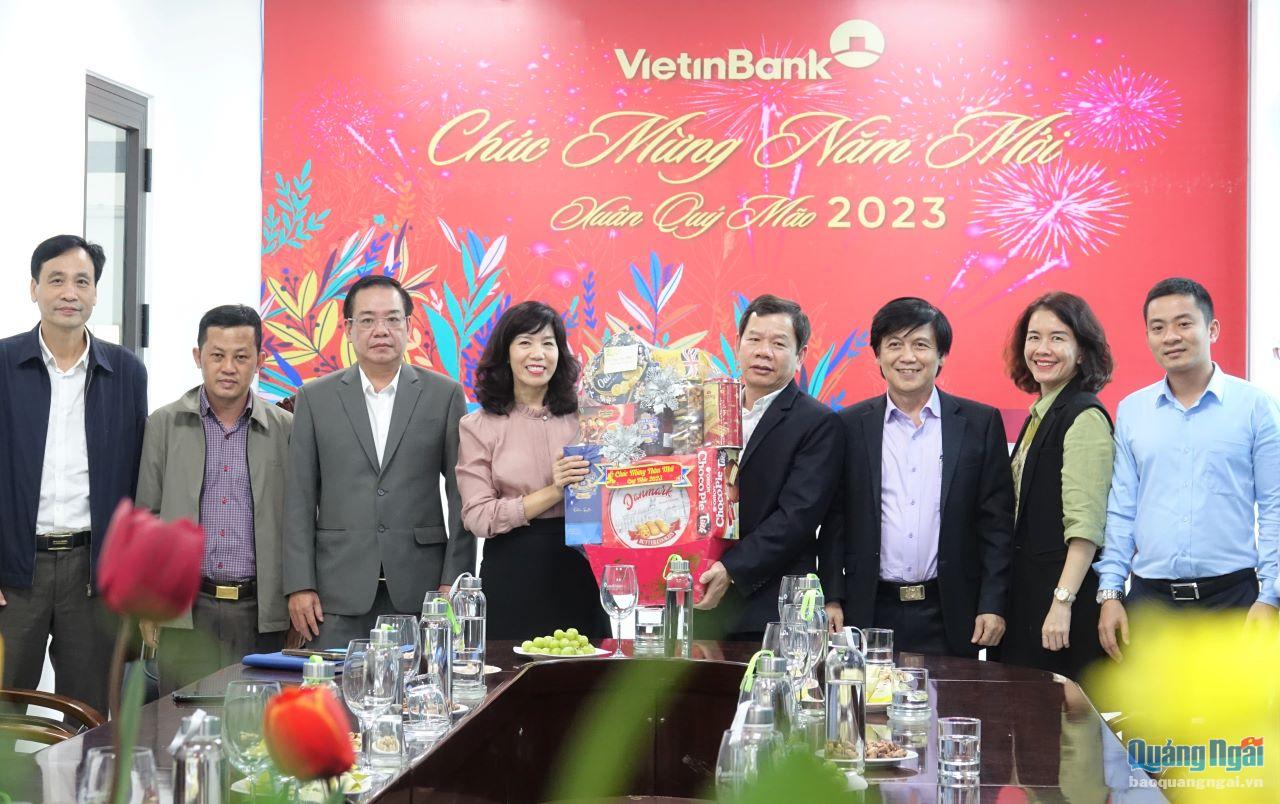 Chủ tịch UBND tỉnh Đặng Văn Minh thăm hỏi, động viên và chúc Tết cán bộ, nhân viên Ngân hàng TMCP Công thương Việt Nam (Vietinbank)- Chi nhánh Quảng Ngãi.