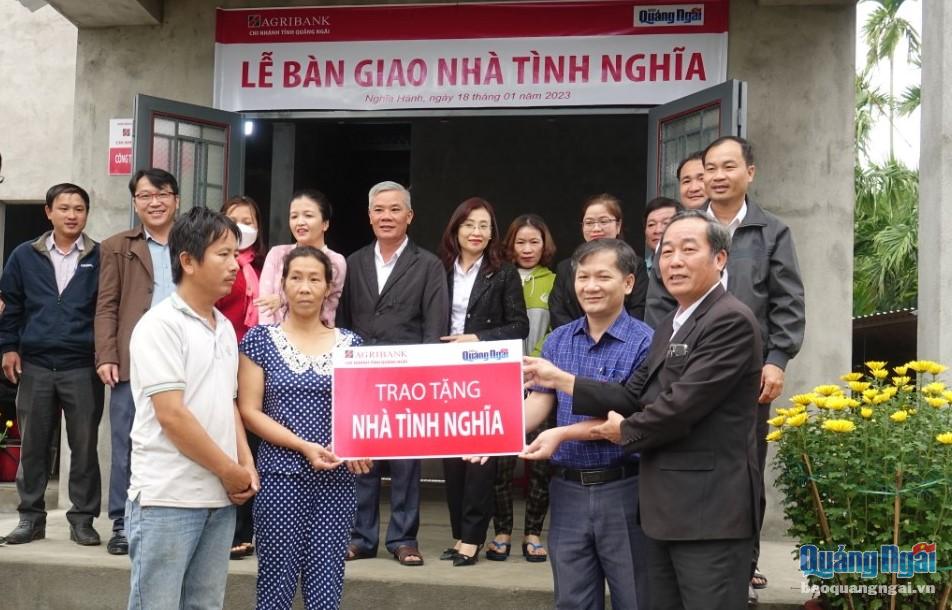 Đại diện lãnh đạo Báo Quảng Ngãi và Agribank tỉnh Quảng Ngãi trao tặng nhà tình nghĩa cho gia đình anh Nguyễn Thanh Phương.