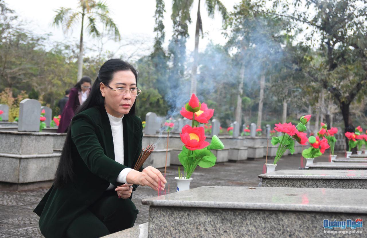 Ủy viên Trung ương Đảng, Bí thư Tỉnh ủy, Chủ tịch HĐND tỉnh Bùi Thị Quỳnh Vân thắp hương lên các phần mộ liệt sĩ.