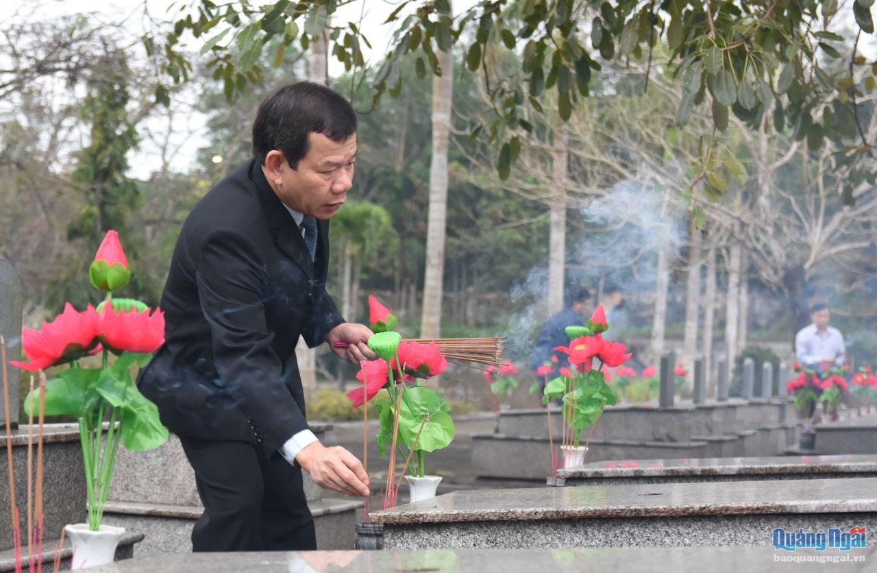 Phó Bí thư Tỉnh ủy, Chủ tịch UBND tỉnh Đặng Văn Minh thắp hương lên các phần mộ liệt sĩ.