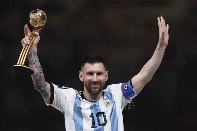 Cầu thủ Lionel Messi đoạt danh hiệu Quả bóng vàng tại lễ trao giải World Cup 2022 ở Lusail, Qatar ngày 18/12/2022 - Ảnh: THX/TTXVN