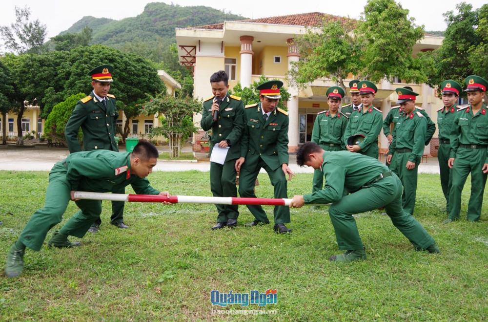 Cán bộ, chiến sĩ Ban CHQS huyện Lý Sơn tham gia các trò chơi dân gian trong những ngày Tết tại đơn vị.                     Ảnh: pv