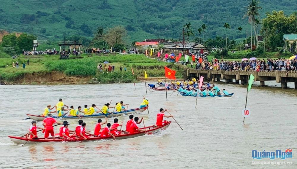 Lễ hội đua thuyền truyền thống ở xã Hành Phước (Nghĩa Hành).   Ảnh: T.THUẬN