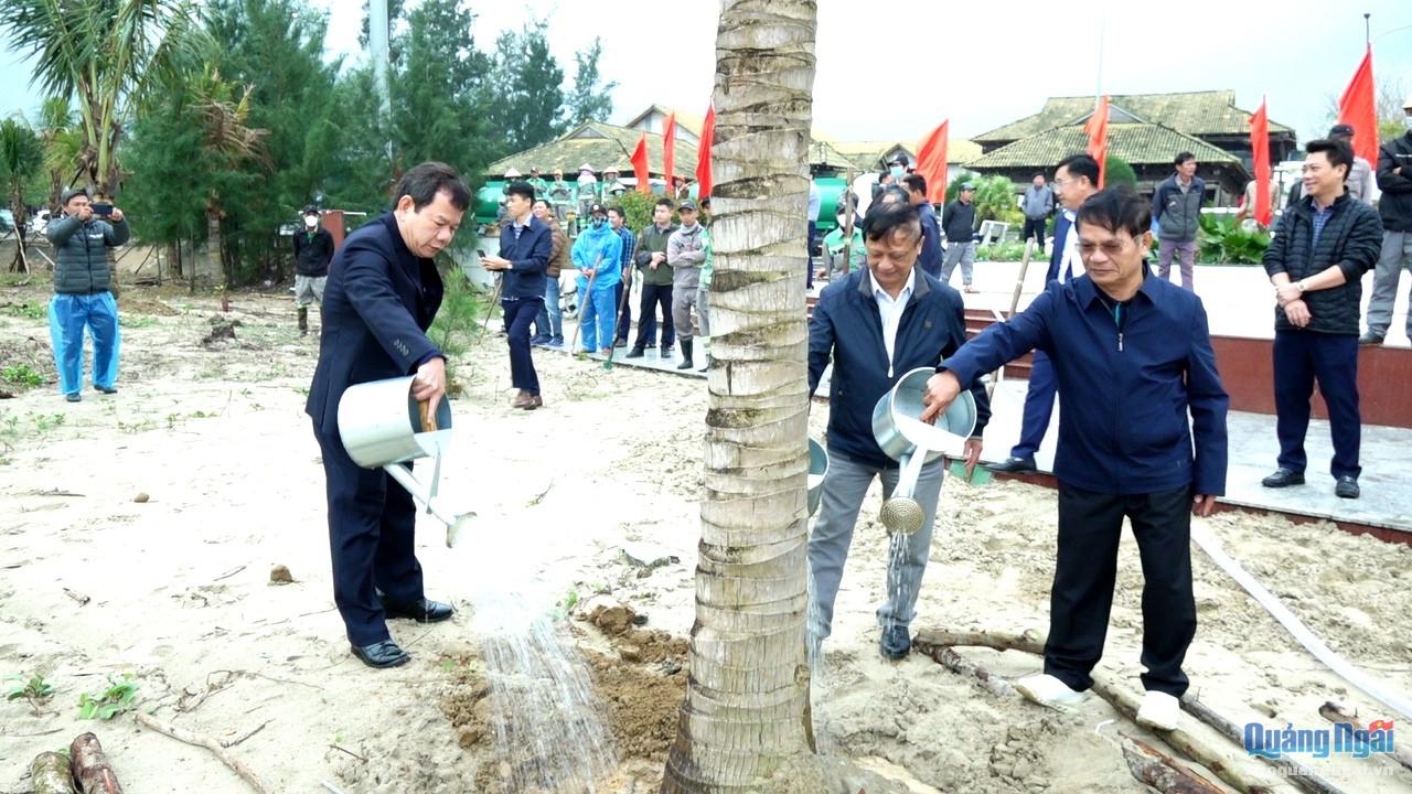Các đại biểu tham gia trồng cây tại khu vực bãi biển Mỹ Khê.