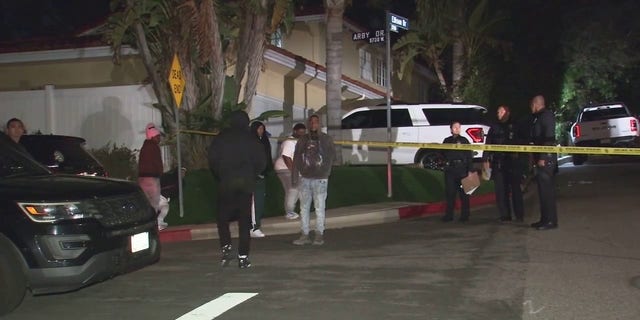 Vụ nổ súng ở khu phố Beverly Crest, Los Angeles, khiến 3 người chết và 4 người bị thương vào sáng sớm 28-1. Ảnh: KABC