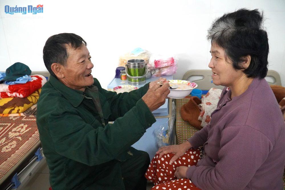 Nụ cười hạnh phúc của ông Đô và vợ là tại Bệnh viện Y học cổ truyền tỉnh.