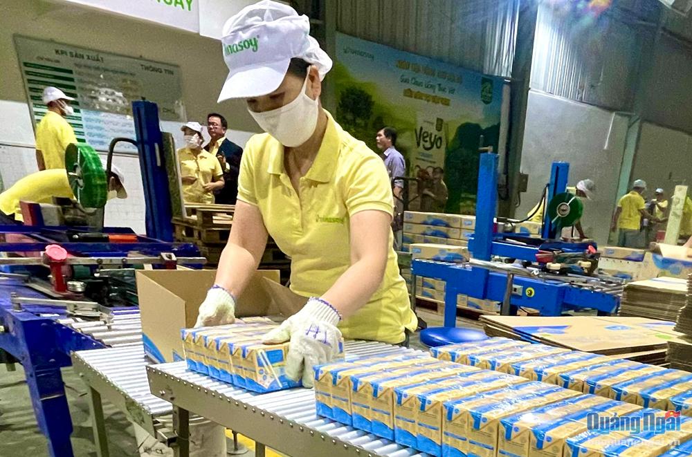 Đóng gói sản phẩm sữa đậu nành Vinasoy tại nhà máy sản xuất của Công ty Sữa đậu nành Việt Nam (KCN Quảng Phú).Ảnh: Thanh Nhị