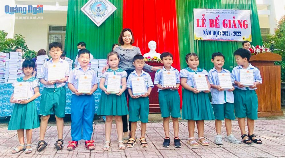 Chủ tịch Hội khuyến học xã Ba Động (Ba Tơ) Nguyễn Thị Kim Lợi trao thưởng cho học sinh nghèo hiếu học.                  Ảnh: PV