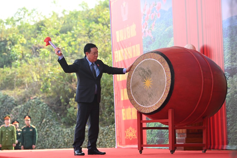Chủ tịch Quốc hội Vương Đình Huệ đánh trống phát động Tết trồng cây. (Ảnh Duy Linh)