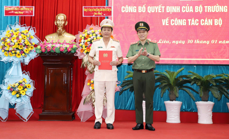 Thứ trưởng Lương Tam Quang trao Quyết định và chúc mừng Đại tá Hồ Việt Triều, Giám đốc Công an tỉnh Bạc Liêu.