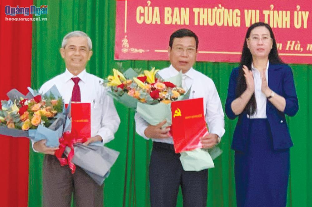 Ủy viên Trung ương Đảng, Bí thư Tỉnh ủy, Chủ tịch HĐND tỉnh Bùi Thị Quỳnh Vân trao các quyết định về công tác cán bộ của Ban Thường vụ Tỉnh ủy vào tháng 7/2022.