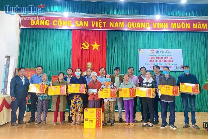 Trao quà Tết cho gia đình có hoàn cảnh khó khăn ở huyện Bình Sơn