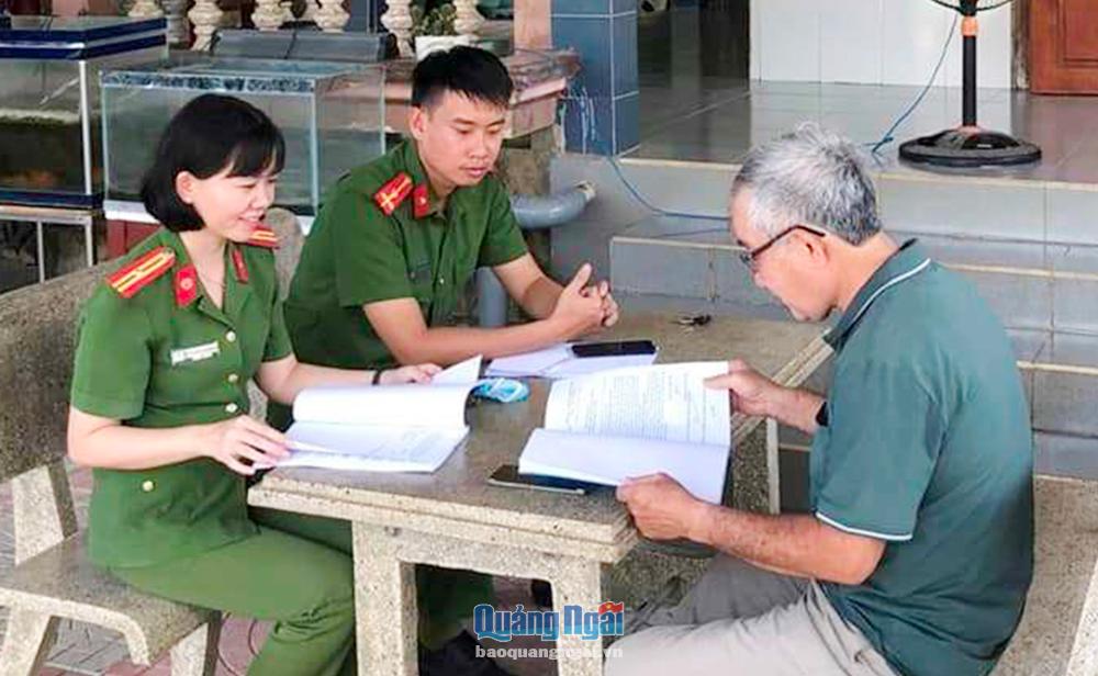 Thiếu tá Trương Thị Minh Thư thường xuyên bám sát địa bàn, kịp thời xử lý các vấn đề nhằm đảm bảo an ninh trật tự tại địa phương.