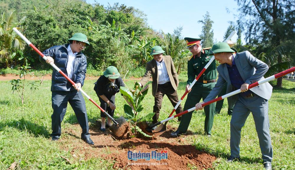 Phát động và trồng 600 cây xanh tại huyện Lý Sơn